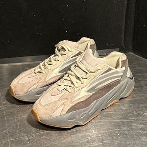 Adidas Yeezy Size 7 Women